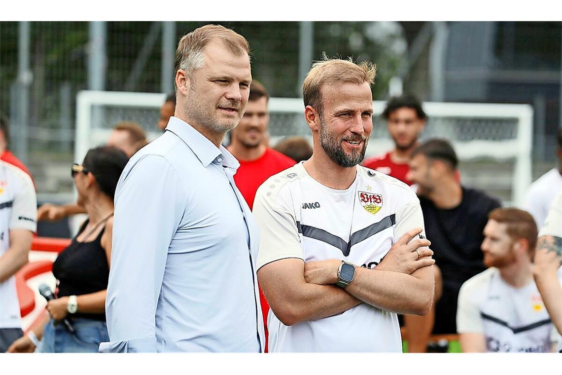 VfB-Sportvorstand Fabian Wohlgemuth und Trainer Sebastian Hoeneß planen gemeinsam den Kader des VfB Stuttgart. Aktuell ruhen die Aktivitäten vorübergehend.