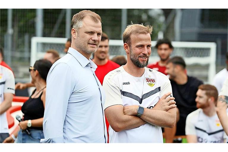 VfB-Sportvorstand Fabian Wohlgemuth und Trainer Sebastian Hoeneß planen gemeinsam den Kader des VfB Stuttgart. Aktuell ruhen die Aktivitäten vorübergehend.
