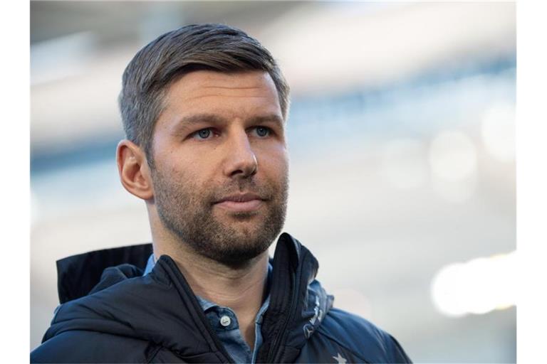 VfB-Sportvorstand Thomas Hitzlsperger fordert von den Stuttgarter Spielern absoluten Einsatz. Foto: Sebastian Gollnow