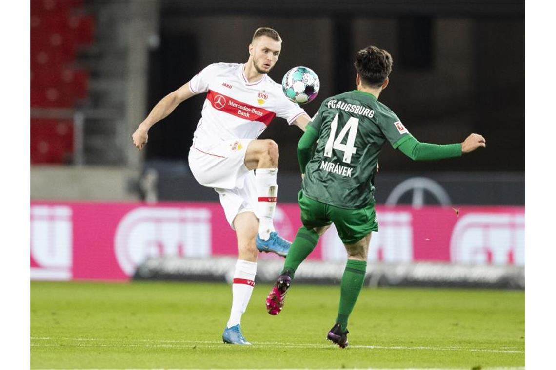 VfB-Stürmer Sasa Kalajdzic (l) wurde positiv auf das Coronavirus getestet. Foto: Tom Weller/dpa