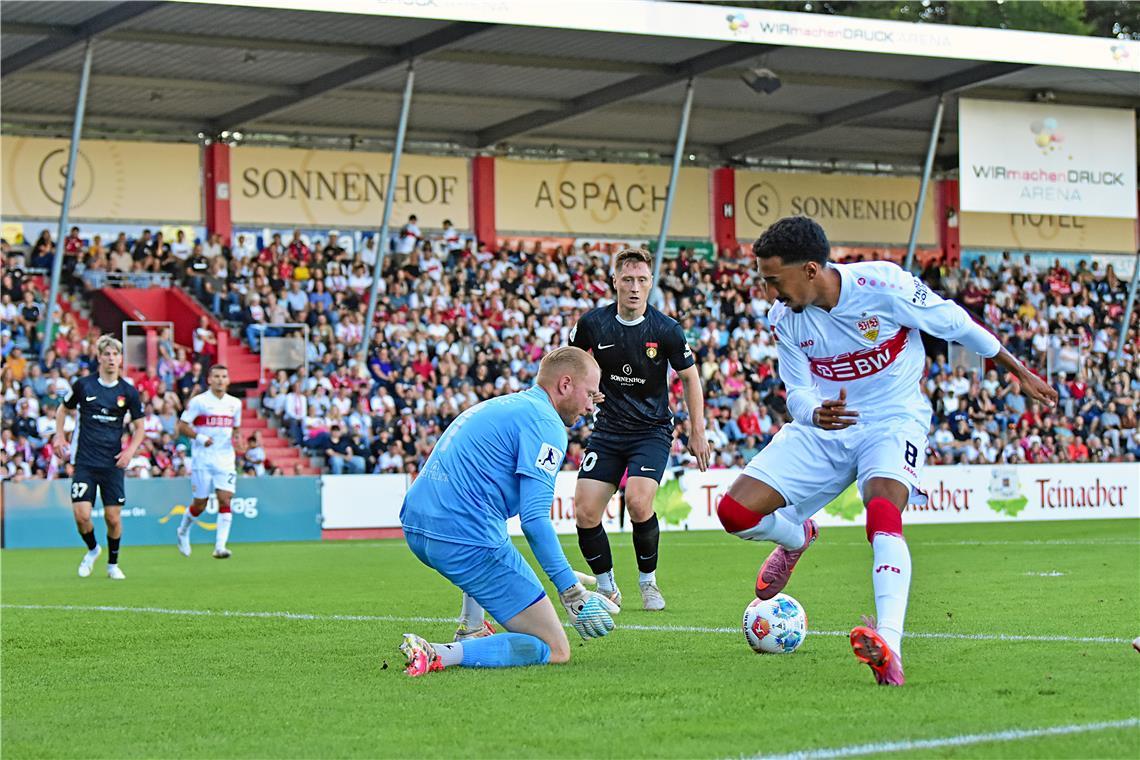 VfB-Stürmer Tiago Tomás kommt nicht an Maximilian Reule vorbei. 