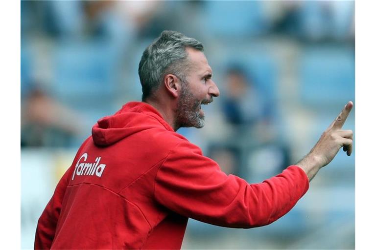 VfB Stuttgart Trainer Tim Walter gibt Anweisungen. Foto: Friso Gentsch/Archivbild
