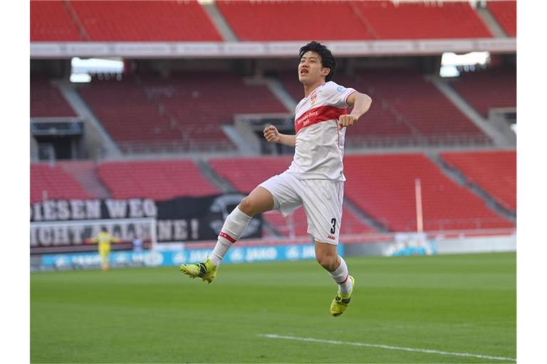 VfB Stuttgarts Mittelfeldspieler Wataru Endo jubelt über sein Tor zum 2:0. Foto: Sebastian Gollnow/dpa