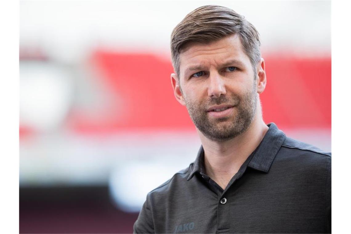 VfB Stuttgarts Vorstandsvorsitzender Thomas Hitzlsperger steht vor dem Spiel im Stadion. Foto: Tom Weller/dpa