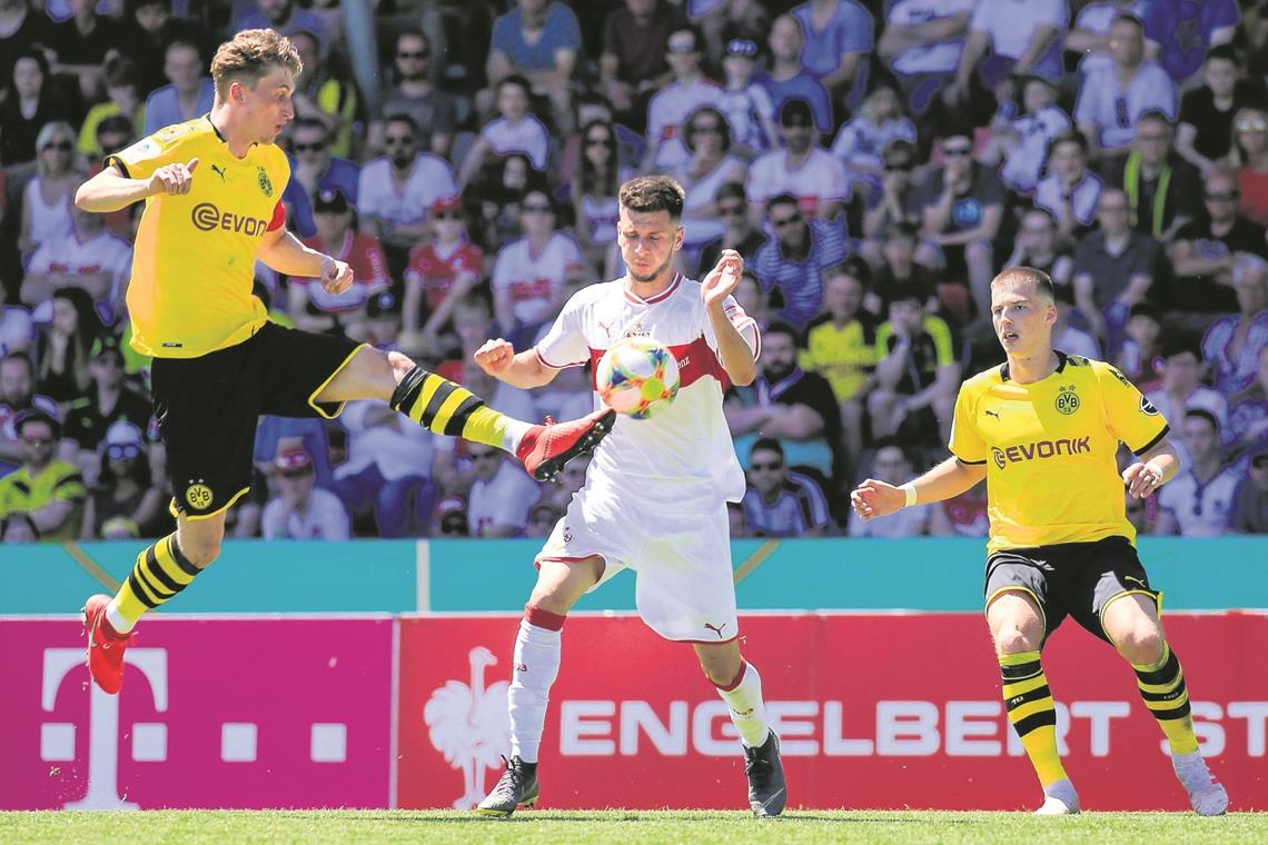 VfB-Talent Leon Dajaku (Mitte, hier im Finale um die deutsche A-Jugend-Meisterschaft in Großaspach gegen Dortmund) will seine Torjägerqualitäten auch bei den Profis beweisen. Foto: A. Becher