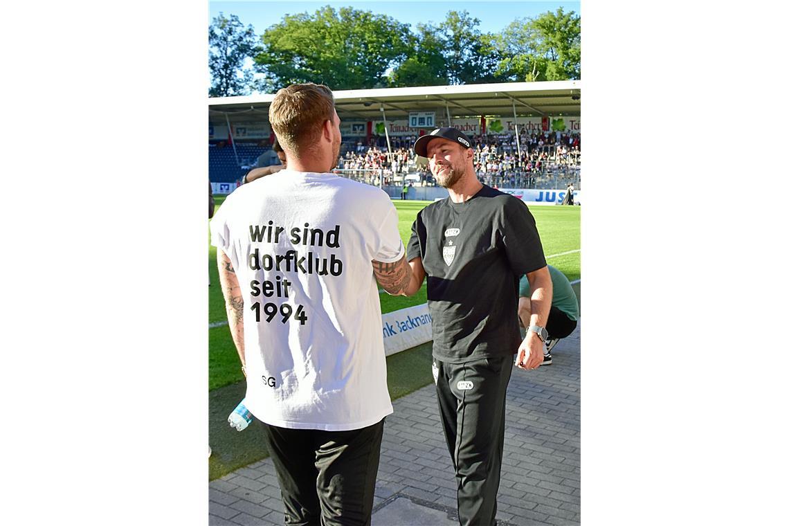 VfB-Trainer Sebastian Hoeneß begrüßt mit Pascal  Reinhardt seinen Kollegen vom D...