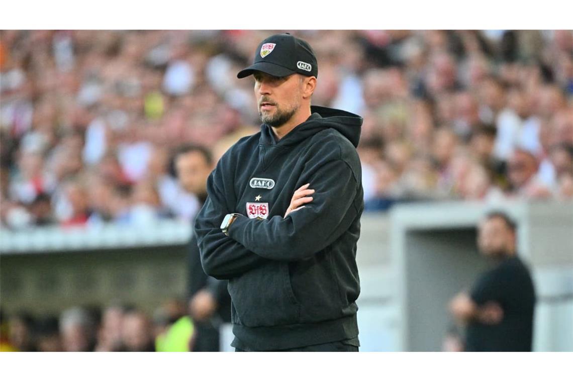 VfB-Trainer Sebastian Hoeneß beobachtete den Spielbeginn aufmerksam von der Seitenlinie aus.