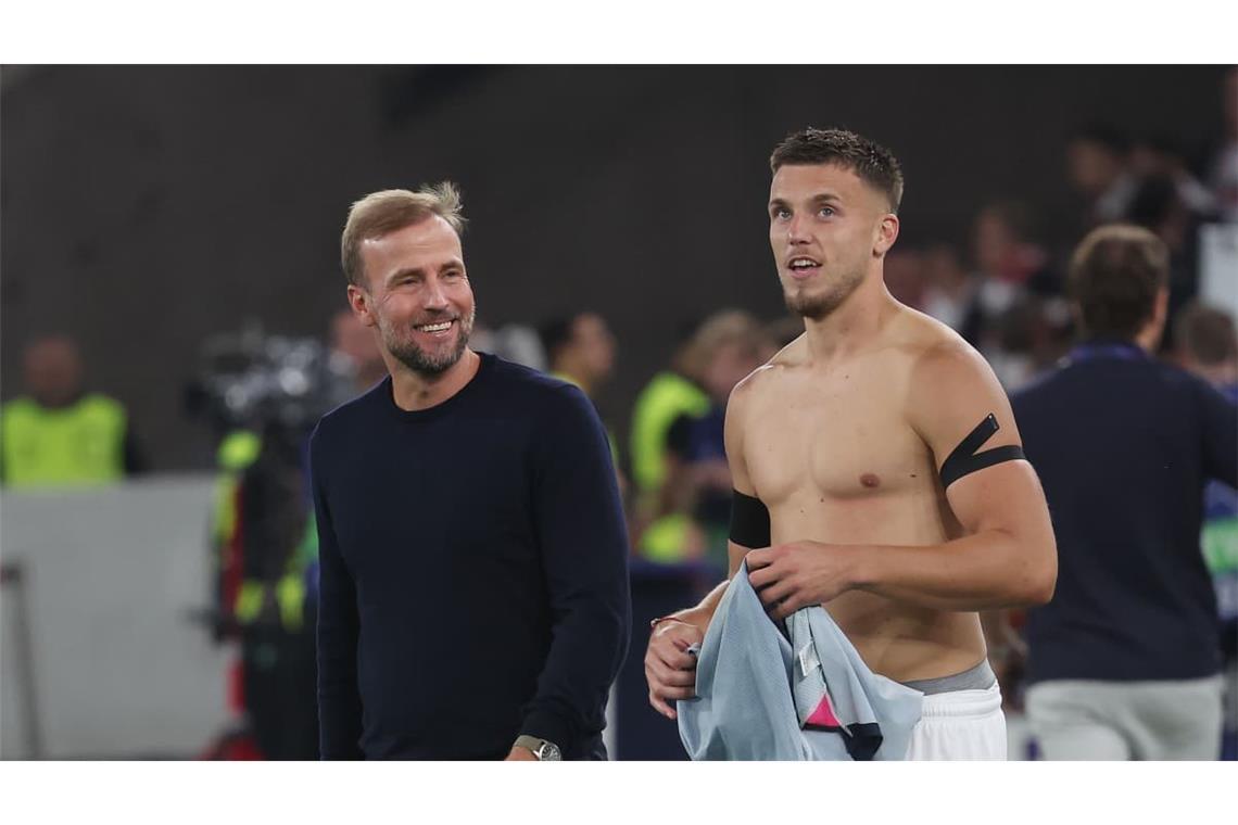 VfB-Trainer Sebastian Hoeneß freut sich mit seinem dreifachen Torschützen Ermedin Demirovic  – auch wenn ihm am Auftritt seiner Mannschaft nicht alles gefallen hat.