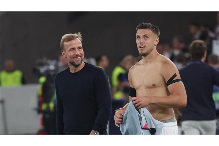 VfB-Trainer Sebastian Hoeneß freut sich mit seinem dreifachen Torschützen Ermedin Demirovic  – auch wenn ihm am Auftritt seiner Mannschaft nicht alles gefallen hat.