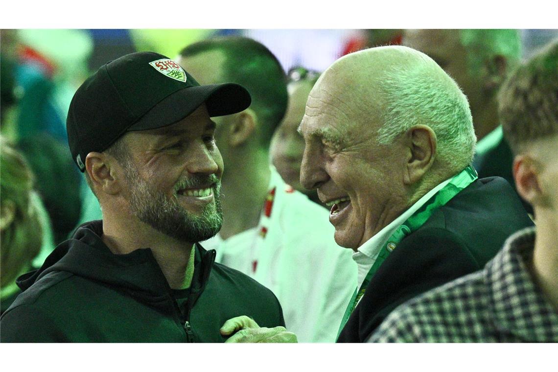 VfB im Rausch: Pokal-Party und neues Briefpapier VfB-Trainer Sebastian Hoeneß genoss den Erfolg auch mit seinem Vater Dieter Hoeneß.