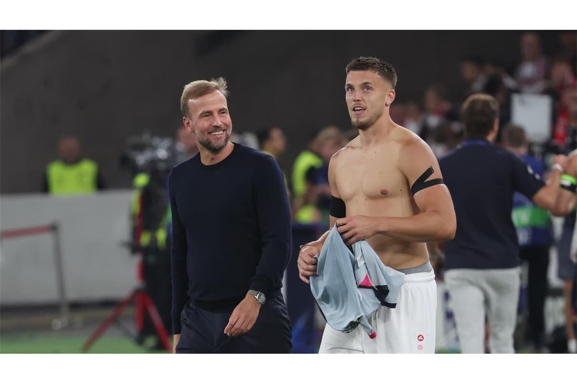 VfB-Trainer Sebastian Hoeneß (links) mit Matchwinner Ermedin Demirovic nach dem siegreichen Auftakt in der Champions League.