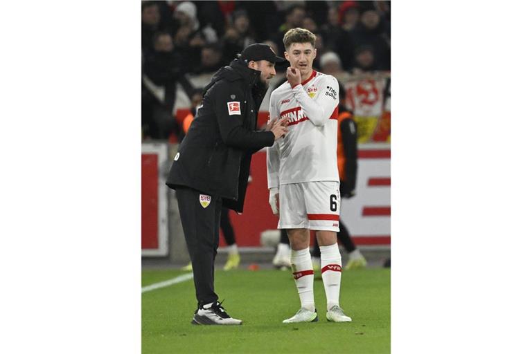 VfB-Trainer Sebastian Hoeneß mit seinem zentralen Spieler Angelo Stiller 
         
         Foto: imago/Michael Weber