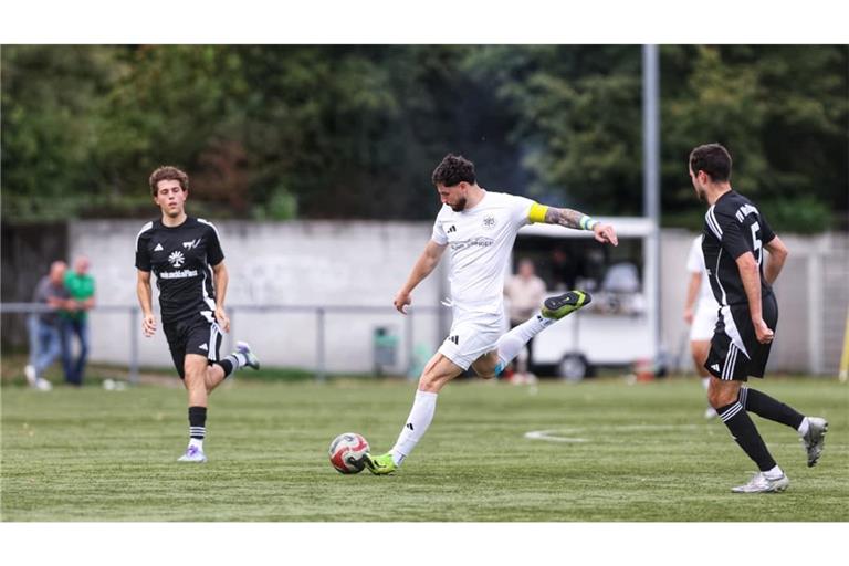 VFBOEZ-Kapitän Okan Turp zieht einfach mal ab – und trifft zum 3:2‑Endstand. 