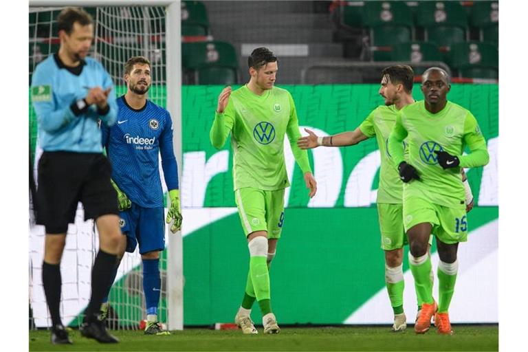 VfL-Torjäger Wout Weghorst (M) war Wolfsburgs Matchwinner gegen Eintracht Frankfurt. Foto: Swen Pförtner/dpa