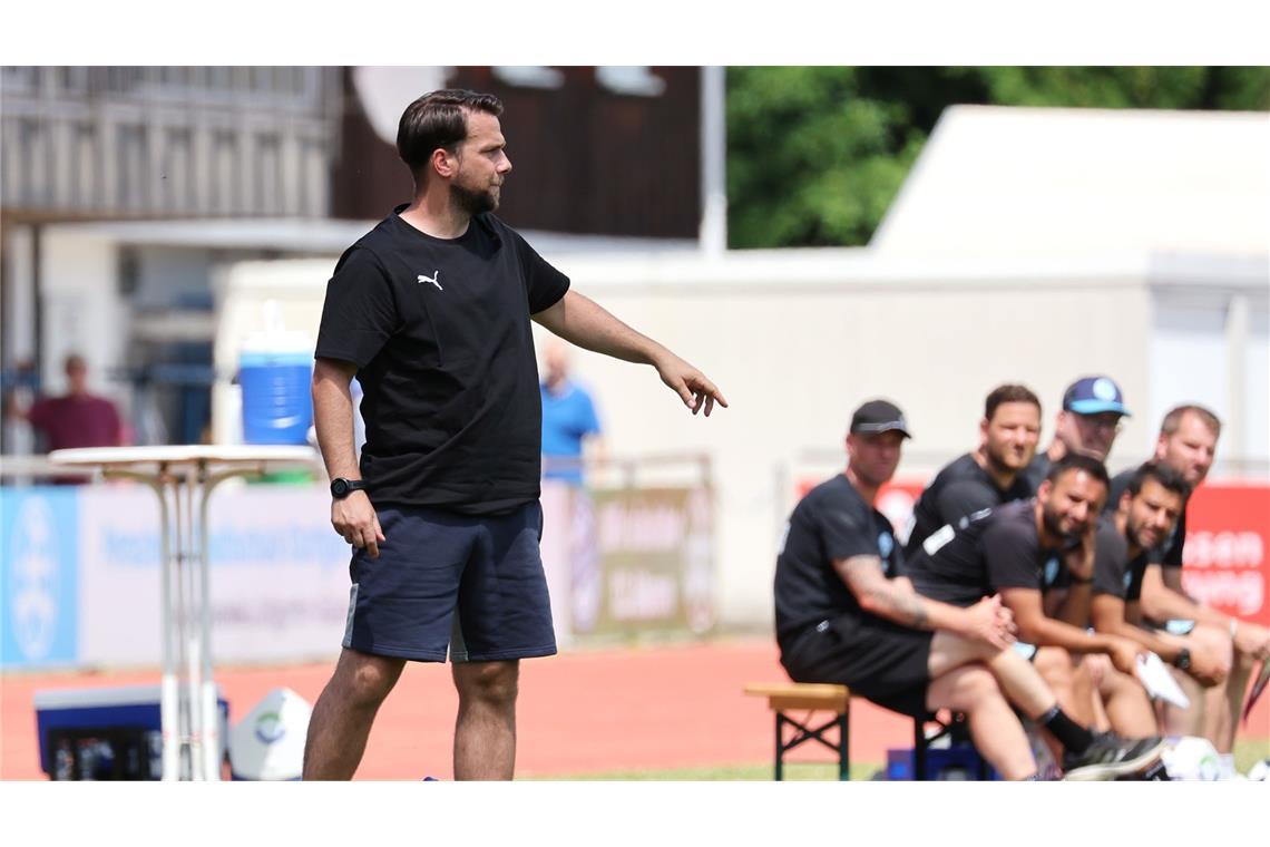 Kantersieg zum Testspielauftakt gegen VfR Mannheim VfR-Coach Marcel Abele