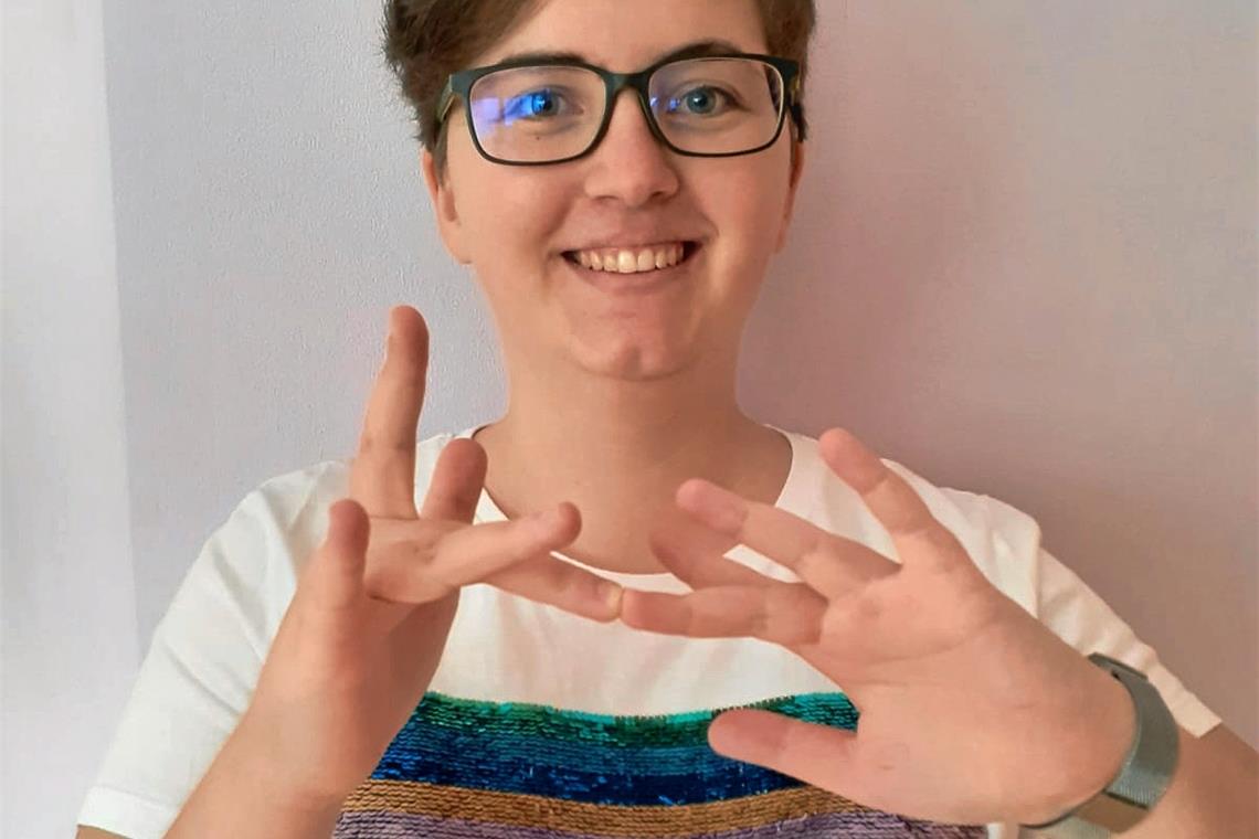 Mit den Händen sprechen lernen VHS-Kursleiterin Daniela Pfleiderer zeigt die Gebärde für das Wort „Internet“. Foto: privat