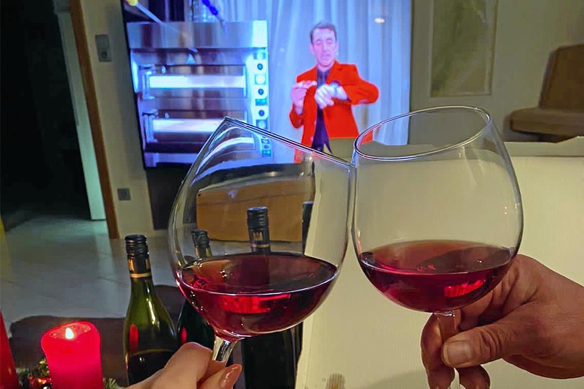 Weihnachtsfeier ins Netz verlegt Via Livestream konnten die Mitarbeiter von Schetter dem Programm beiwohnen und sich derweil gemütlich im eigenen Heim Speis und Trank schmecken lassen. Fotos/Grafik: privat