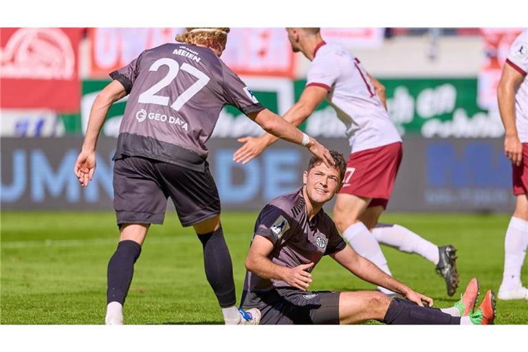 Vico Meien klatscht mit Niklas Antlitz ab: Die beiden Ex-Kickers-Spieler befinden sich mit dem VfR Aalen auf dem Höhenflug.