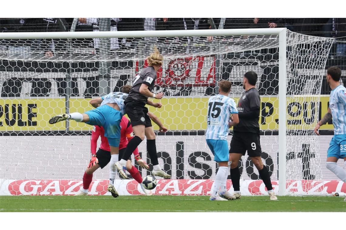 Vico Meien köpft nach einem Eckball den 1:0-Siegtreffer für den VfR Aalen.