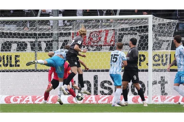 Vico Meien köpft nach einem Eckball den 1:0-Siegtreffer für den VfR Aalen.