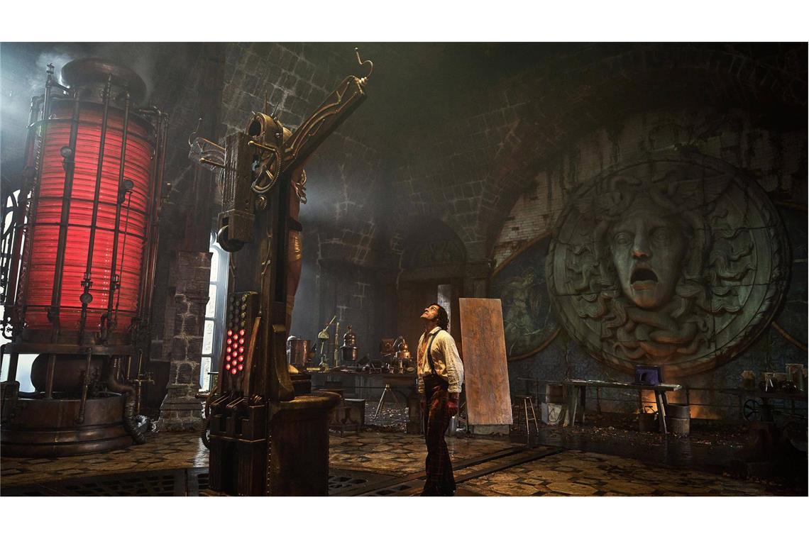 Victor Frankenstein mit seiner Kreatur im Labor: Szene aus dem Netflix-Film „Frankenstein“ von Guillermo del Toro.