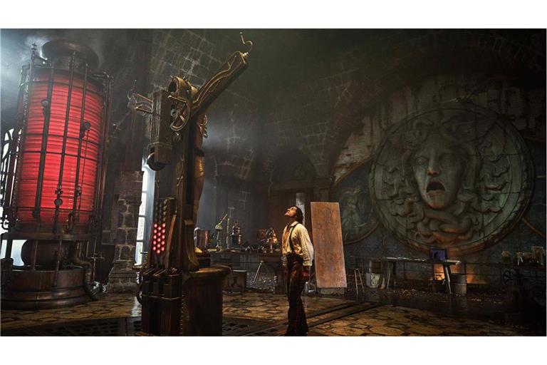 Victor Frankenstein mit seiner Kreatur im Labor: Szene aus dem Netflix-Film „Frankenstein“ von Guillermo del Toro.