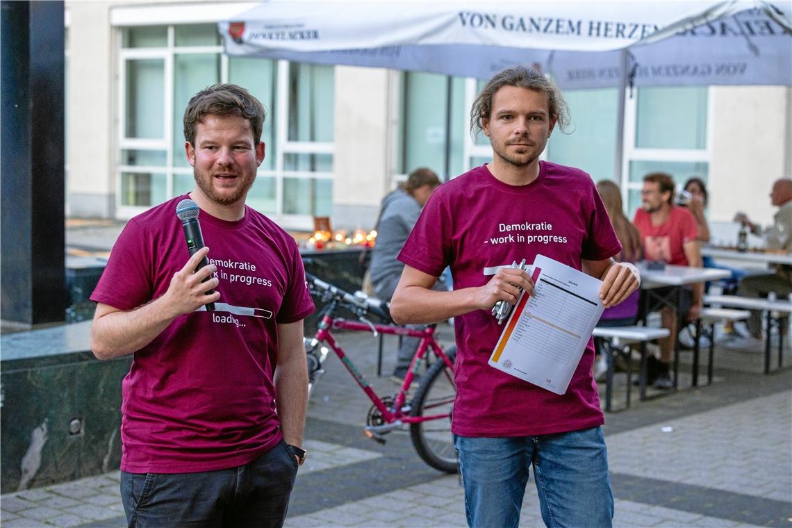 Mit kniffligen Fragen auf Bildungstour Victor Kappel (links) und Ludwig Leuser agieren als Quizmaster.