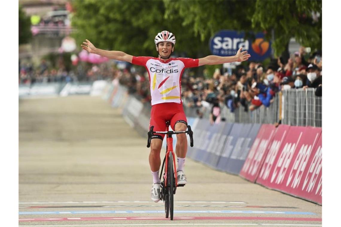Victor Lafay bejubelt seinen Etappensieg. Foto: Massimo Paolone/LaPresse/AP/dpa