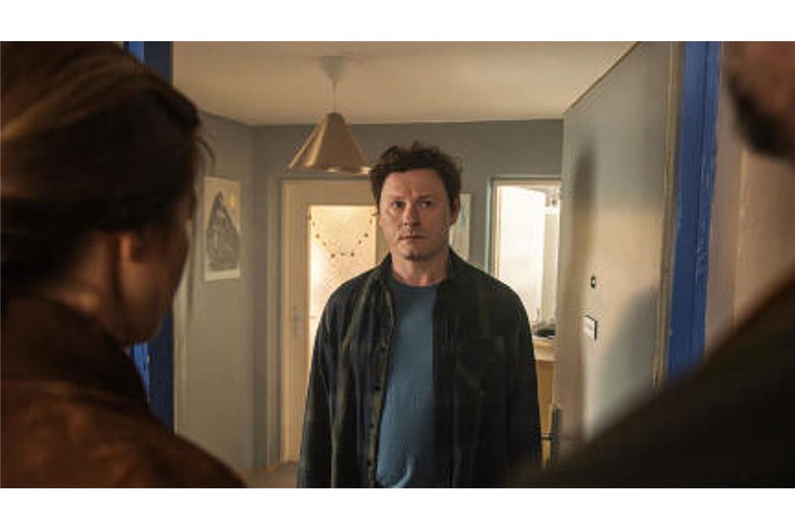 Victor Reisinger (Shenja Lacher) bekommt Besuch von Kommissarin Cris Blohm (Johanna Wokalek) und Dennis Eden (Stephan Zinner).