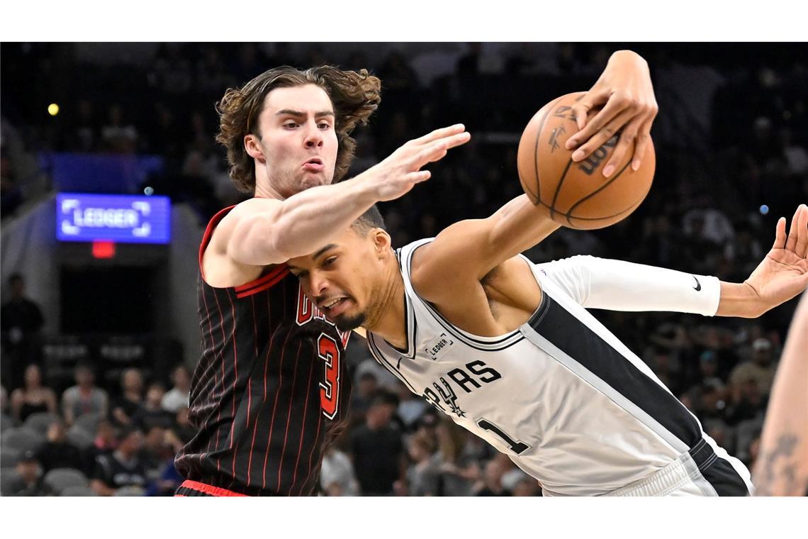 Victor Wembanyama (rechts) kam auf zehn Punkte und zehn Rebounds - in weniger als neun Minuten.