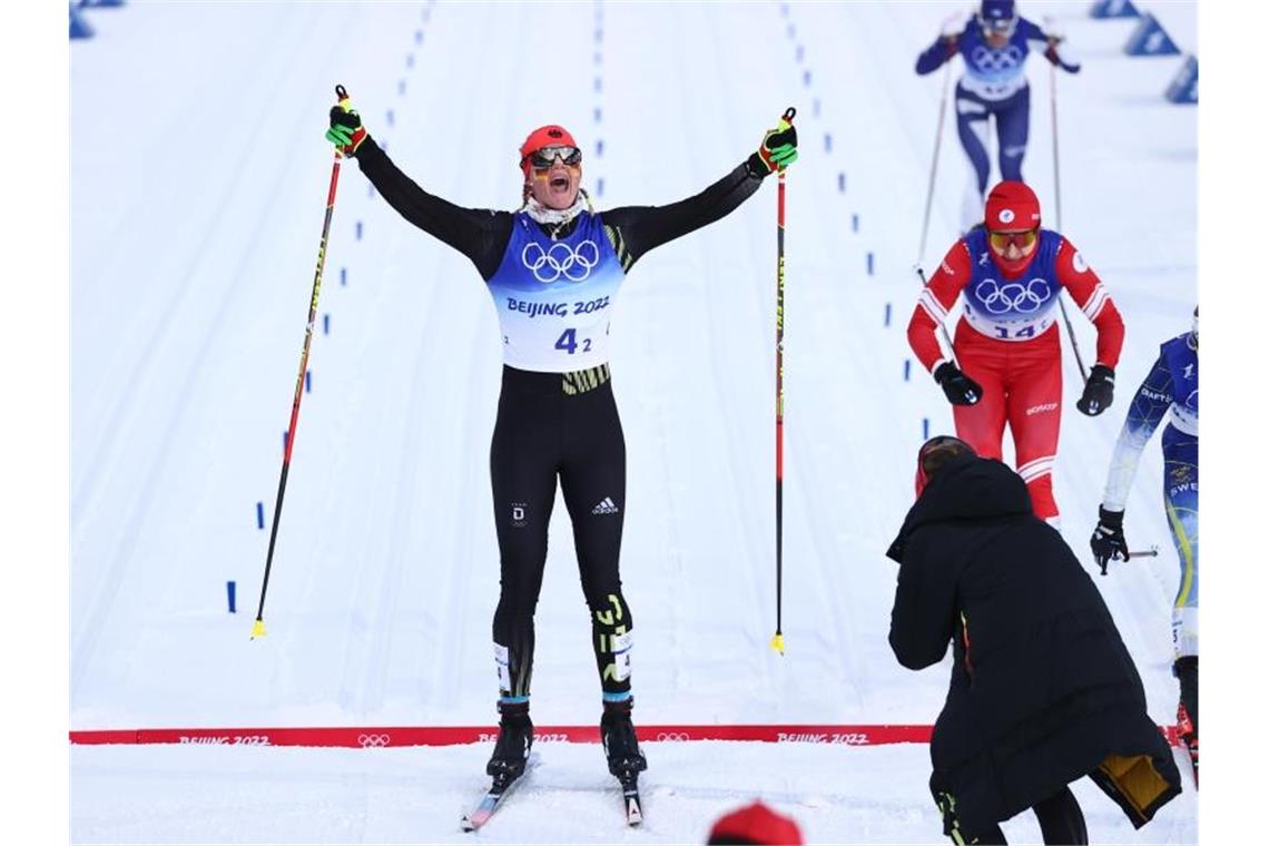 Hennig und Carl holen Olympia-Gold im Langlauf-Teamsprint Victoria Carl überquert die Ziellinie. Foto: Daniel Karmann/dpa