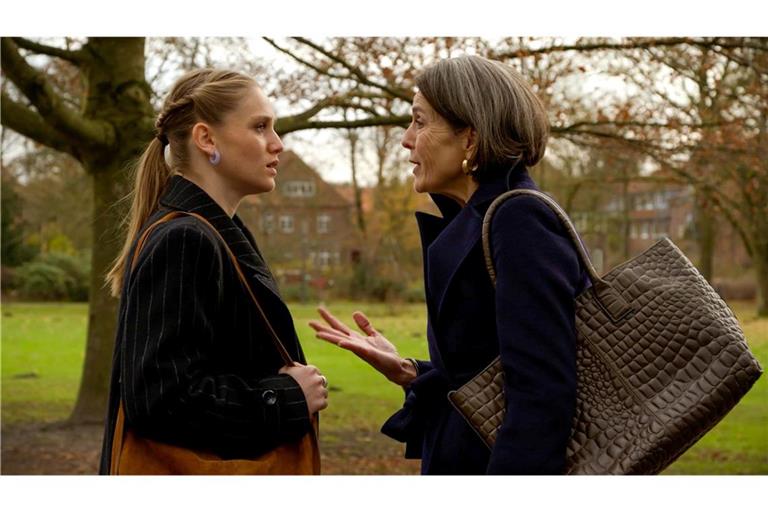 Victoria (Caroline Schreiber r.) öffnet Bella (Alessia Mazzola l.) die Augen: Victoria ist Svenjas (Lea Marlen Woitack) Schicksal völlig gleichgültig.