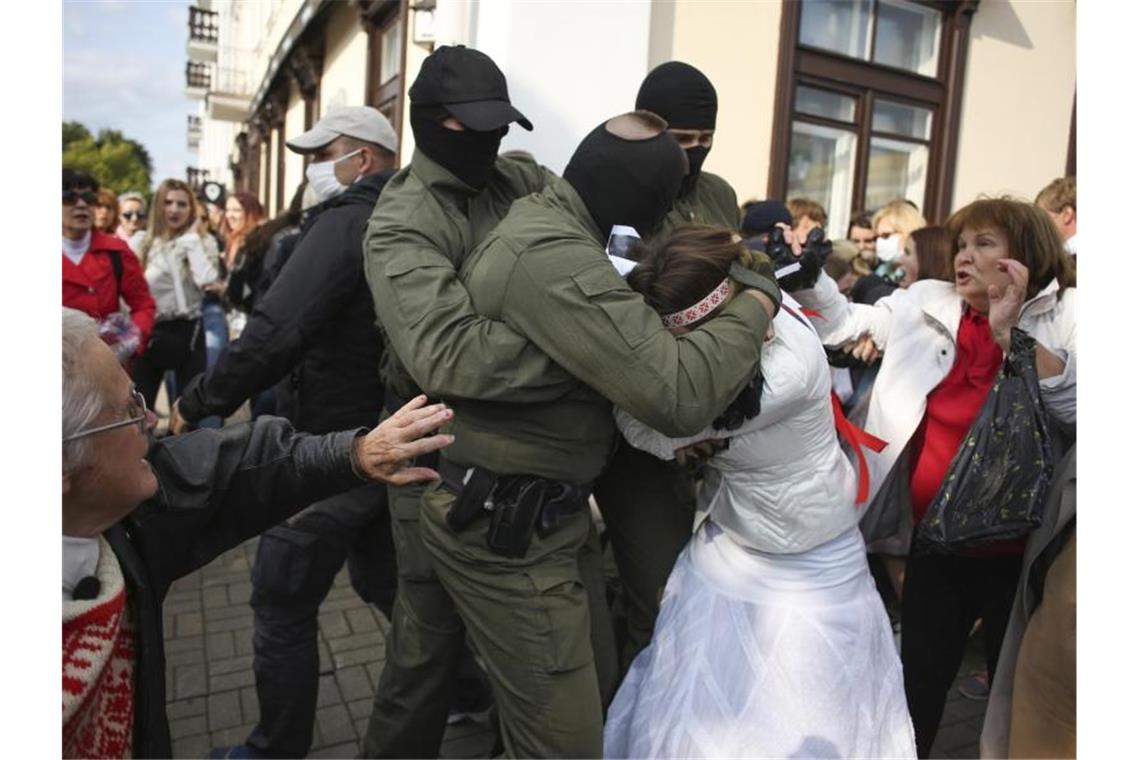 Videos und Fotos zeigen, wie vermummte Sicherheitskräfte in Minsk Frauen hart packen und in Gefangenentransporter zerren. Foto: -/Tut.by/AP/dpa