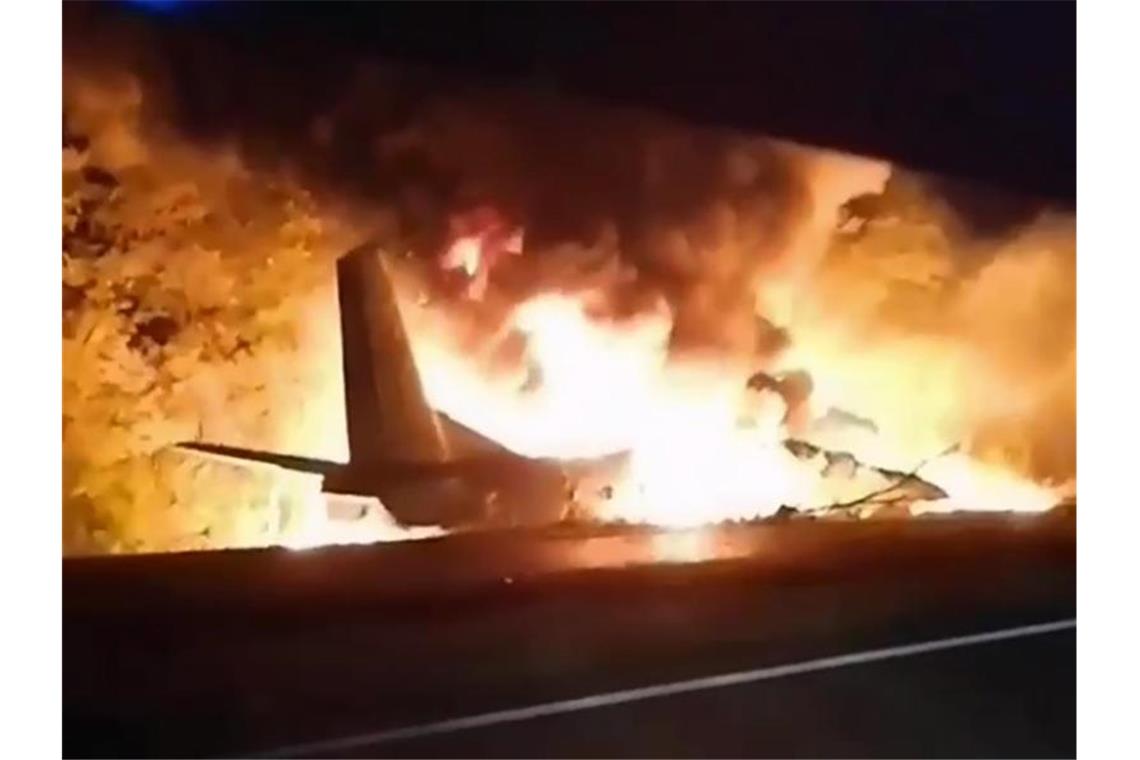 Videostandbild der abgestürzten und brennenden Maschine vom Typ Antonow AN-26. Foto: Emergency Situation Ministry/dpa