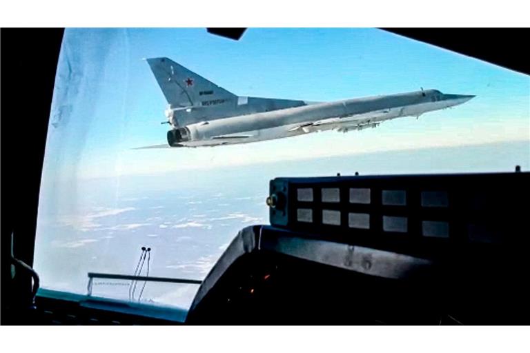 Videostandbild eines Überschallbombers vom Typ Tupolew Tu-22M3 der russischen Luftwaffe (Archivbild). Nach Moskauer Angaben stürzte das Flugzeug im südrussischen Gebiet Stawropol bei der Rückkehr von einem Kampfeinsatz ab.