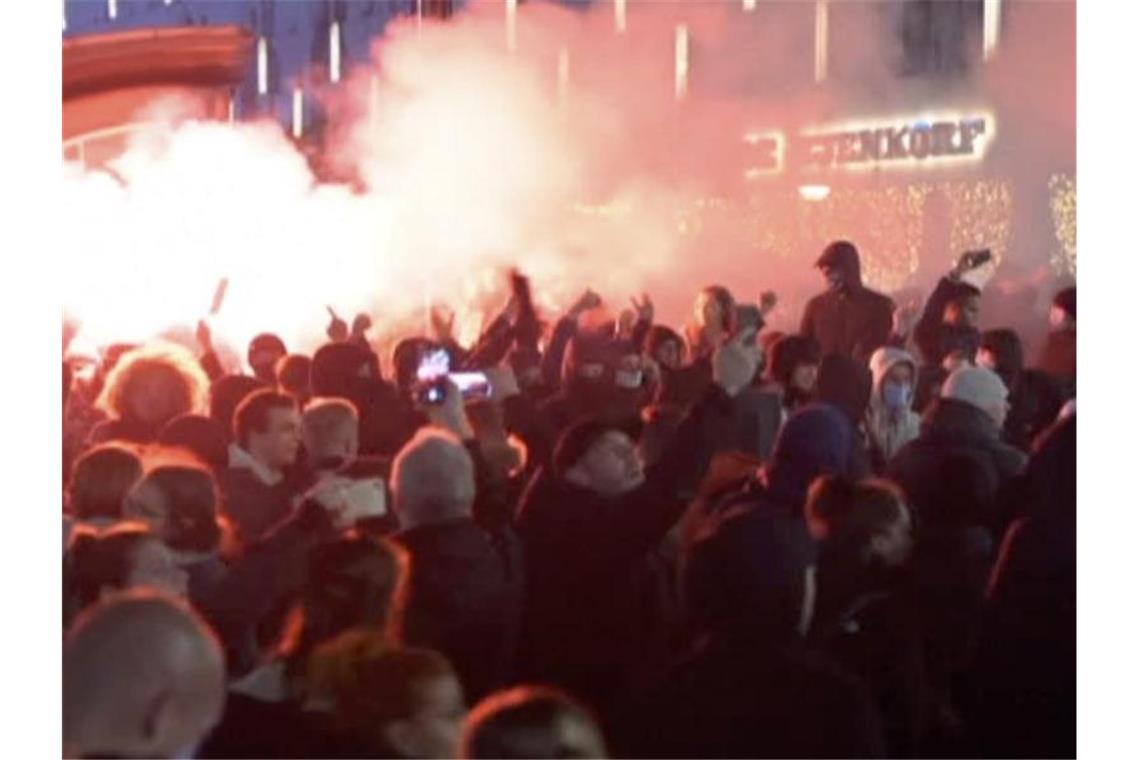 Videostandbilder zeigen die teils gewalttätigen Proteste gegen die von der Regierung geplanten Corona-Maßnahmen. Foto: Uncredited/Media TV Rotterdam via AP/dpa