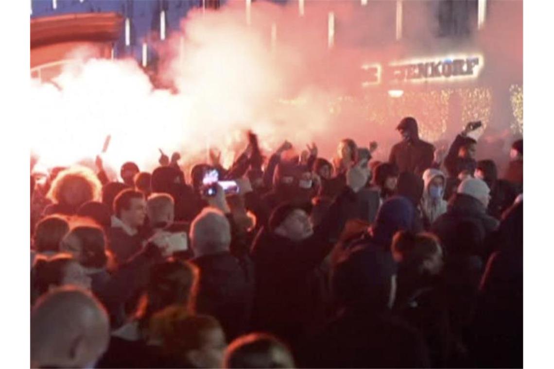 Mehr als 50 Festnahmen nach „Orgie der Gewalt“ in Rotterdam Videostandbilder zeigen die teils gewalttätigen Proteste gegen die von der Regierung geplanten Corona-Maßnahmen. Foto: Uncredited/Media TV Rotterdam via AP/dpa
