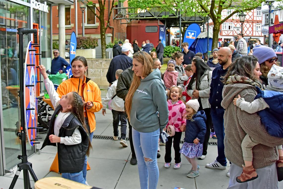 Viel Andrang beim Glücksrad vor der Volksbank. Tulpenfrühling in Backnang 2026. ...