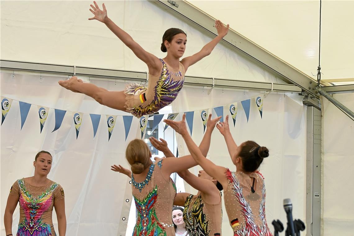 Burgstetten feiert endlich wieder Gässlesfest Viel bejubelt wurde der Auftritt der SKG Erbstetten Sportakrobatik. Foto: Tobias Sellmaier