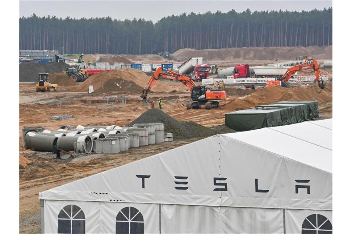„Giga-Fabrik“ im Märkischen Sand Viel Betrieb herrscht auf dem Baugelände der Tesla Gigafactory östlich von Berlin. Foto: Patrick Pleul/dpa-Zentralbild/dpa
