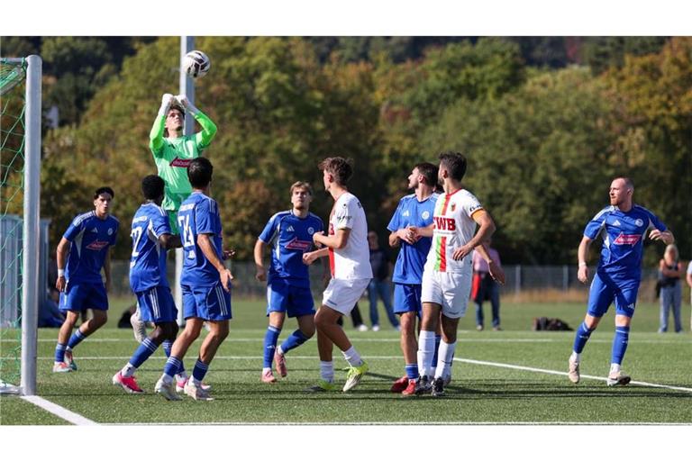 Viel Betrieb im Strafraum von Maurice Zivny (in Neongrün): Insgesamt musste der Keeper des VfL Sindelfingen (in Blau) beim FC Esslingen (in Weiß) viermal hinter sich greifen.