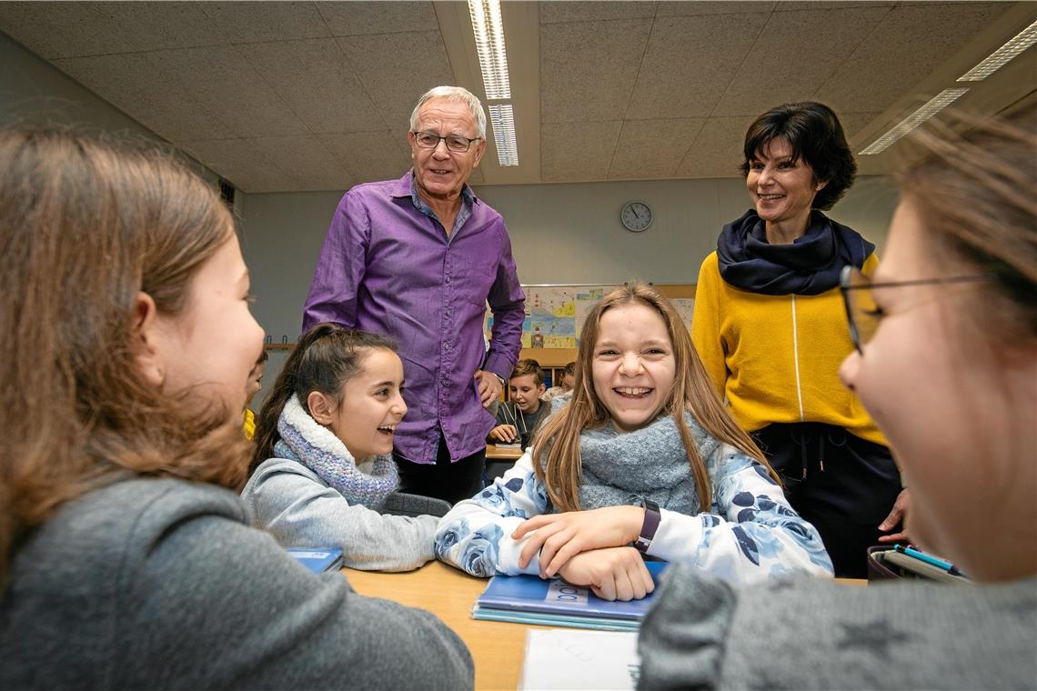 Viel direkte Kommunikation ist der Schlüssel: Winfried Stahl mit der Klasse 5a der Max-Eyth-Realschule Backnang und Lehrerin Katja Piller. Foto: A. Becher