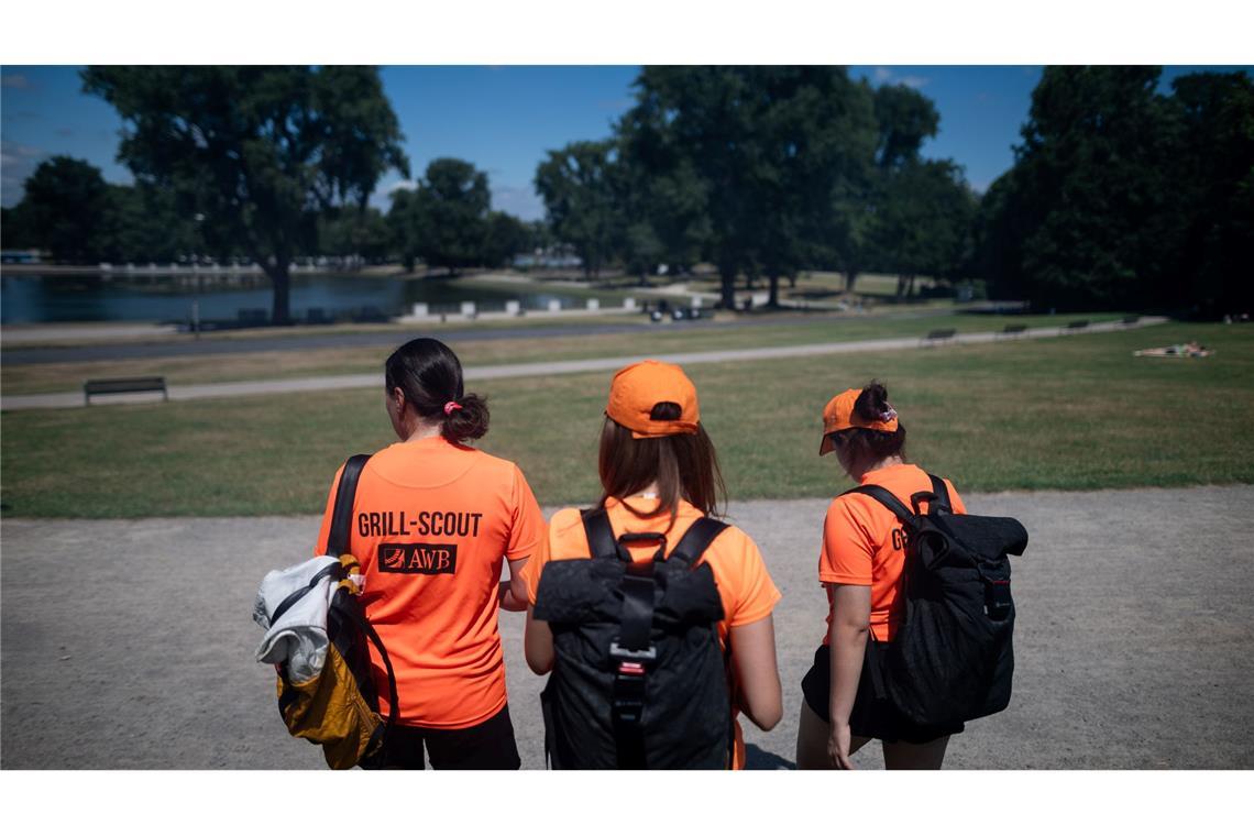 Sommer, Sonne, Sauberkeit: Unterwegs mit Grill-Diplomaten Viel Fläche, viel zu tun: Die Grill-Scouts laufen einem Tag etliche Kilometer.