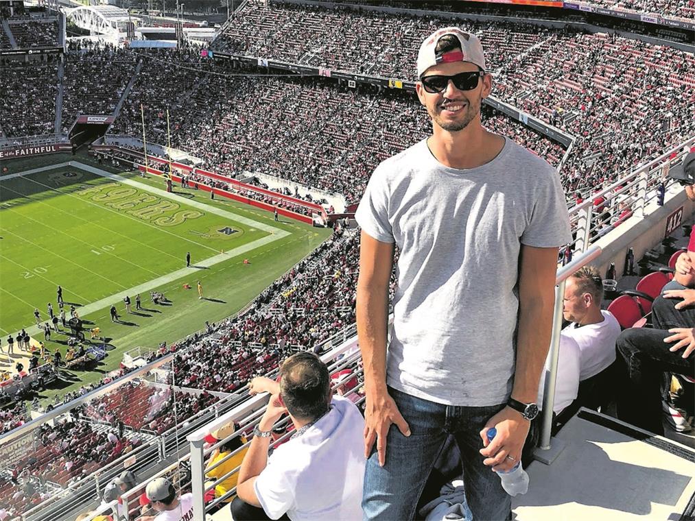 Viel Freizeit hat Florian Schöbinger zwar nicht in Kalifornien. Gelegenheiten wie einen Besuch eines Footballspiels der San Francisco 49ers nimmt er aber wahr. Foto: privat