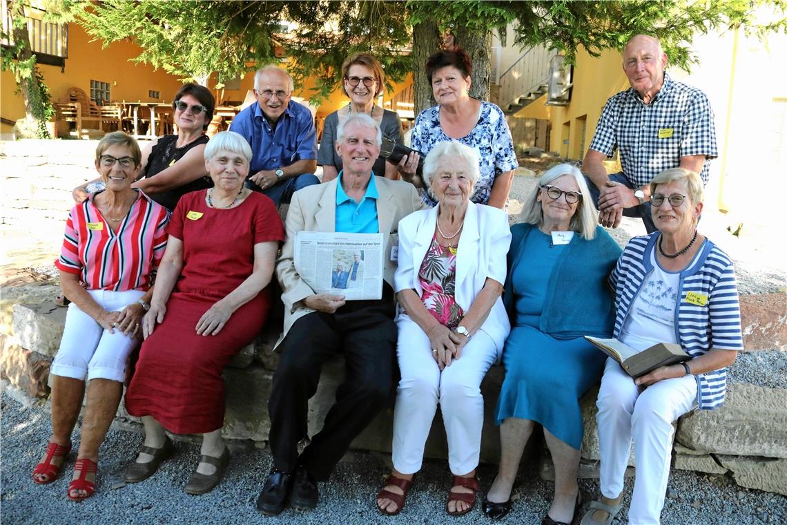 Viel Freude beim deutsch-amerikanischen Familientreffen – untere Reihe von links: Elisabeth Bay (Mutter war eine geborene Daferner, Schlechtbach), Irma Reichert, Jeff Schneider (USA), Ruth Wohlfarth (Waldenweiler), Mary Katherine Johnson (Ehefrau von Jeff Schneider) und Lore Frank geborene Daferner (Grunbach); obere Reihe: Monika Stelzer (Oberweissach), Jürgen Spahmann (Grunbach), Erna Schäfer geborene Stelzer (Oberweissach), Renate Spahmann geborene Stelzer (Oberbrüden) und Fritz Daferner (Rudersberg). Foto: Florian Muhl