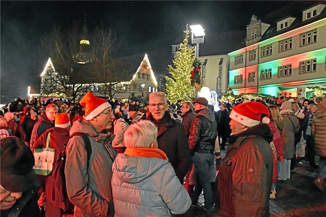 Viel los auf dem Stiftshof. Weihnachtsmarkt in Backnang 2025. 42. Backnanger Wei...
