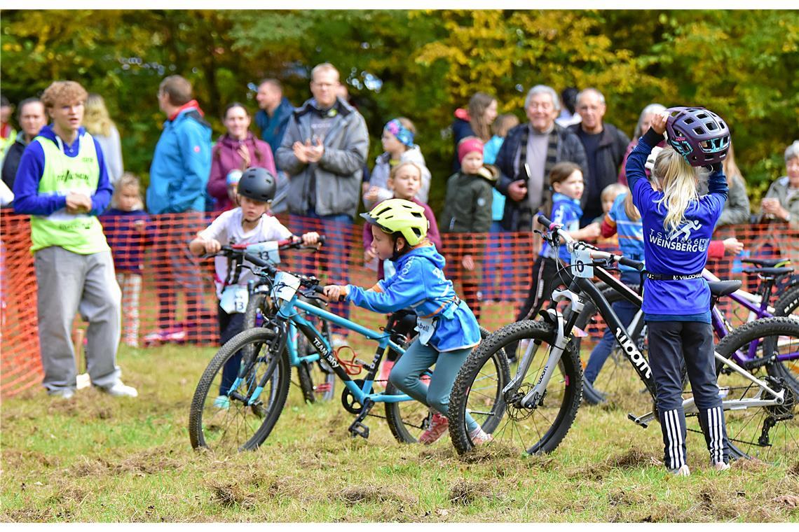 Viel los in der Wechselzone. Kinder Crossduathlon Backnang 2025 rund um das Wald...
