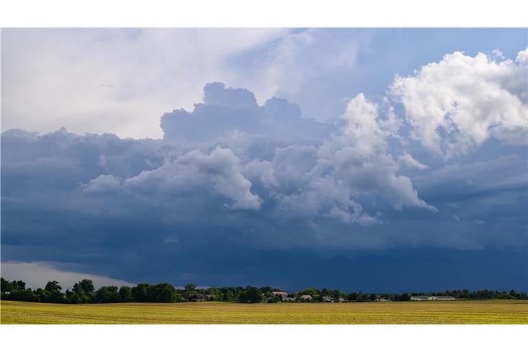 Viel Regen und niedrige Temperaturen stehen für den heutigen Tag im Südwesten an. (Symbolbild)