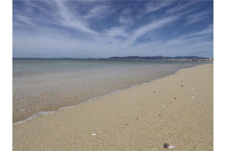 Viel Strand, aber keine Touristen. So sieht es derzeit auf Mallorca aus. Foto: Clara Margais/dpa