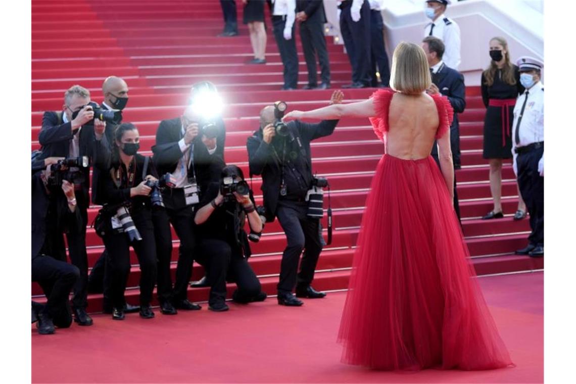 Goldene Palme für „Titane“ der Französin Julia Ducournau Viel Tüll: Rosamund Pike im roten Glamour-Kleid auf dem roten Teppich. Foto: Vadim Ghirda/AP/dpa